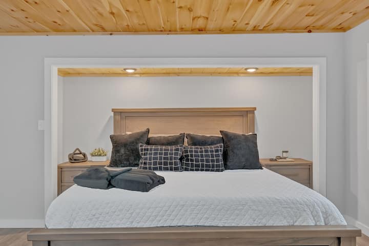 Master Bedroom: Serene retreat with plush bedding, stylish decor, and warm natural light!