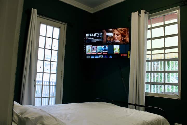 טלוויזיה 55 אינץ' עם מרפסת!