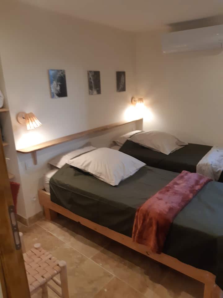 Habitación con vistas al jardín y su manzano