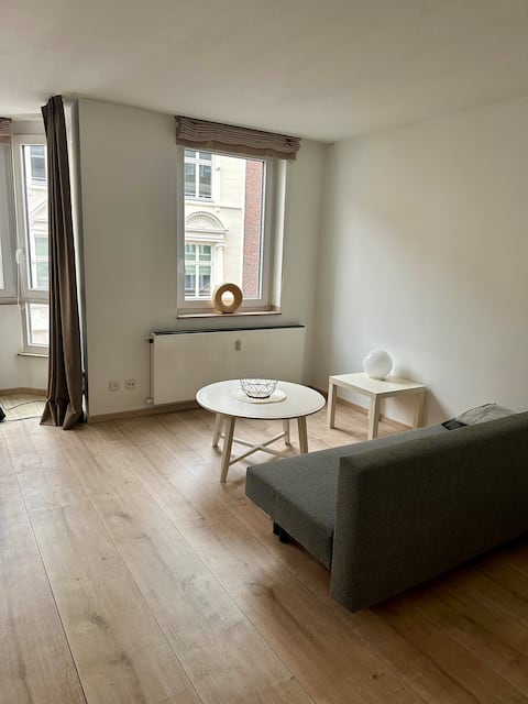 Erfolgreiche Airbnb-Immobilie: Bright Two-Bedroom Apartment with Balcony and Garage, Near the Rhine in Oberkassel