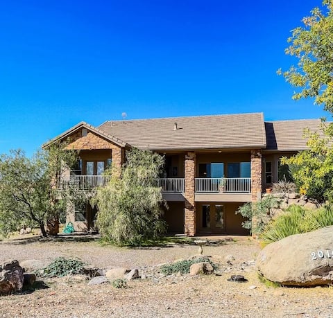 Lower-Level Beauty & Privacy. Full Kitchen, King