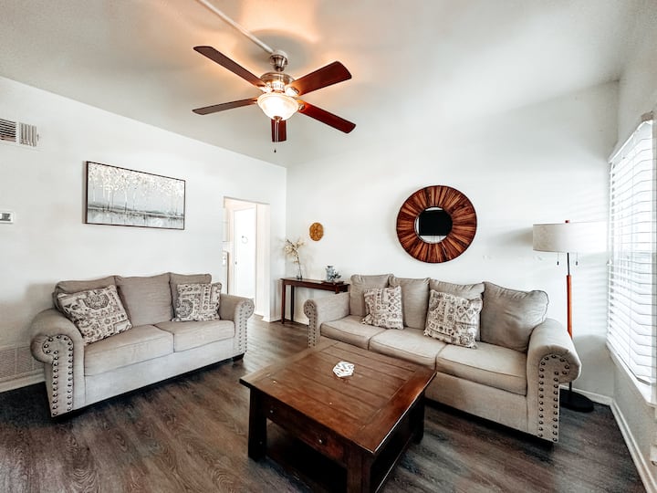 Landa Haus Unit A: 2b/1b- Dtown Nb Walk Everywhere - New Braunfels, TX