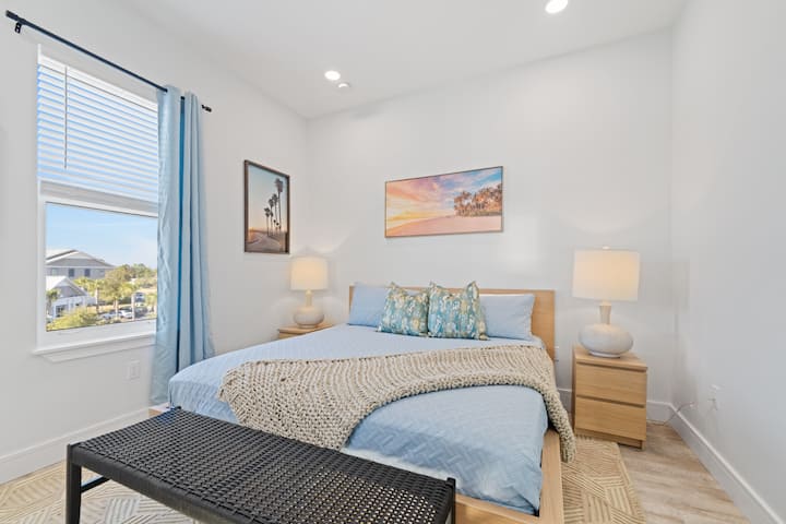 Chambre parentale avec lit King Size à l'étage avec salle de bain attenante