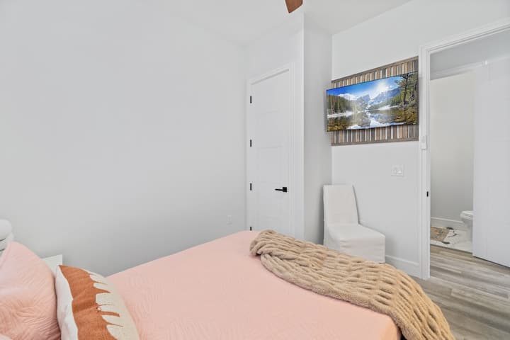 Chambre queen size située en bas avec une salle de bain attenante Jack and Jill