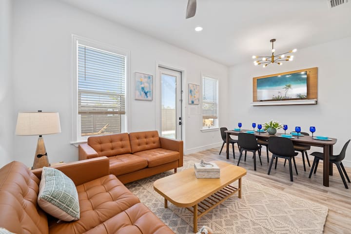 Un salon chaleureux et accueillant situé en bas