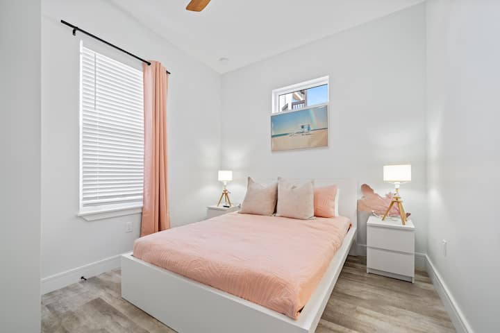 Chambre queen size en bas avec salle de bain Jack and Jill