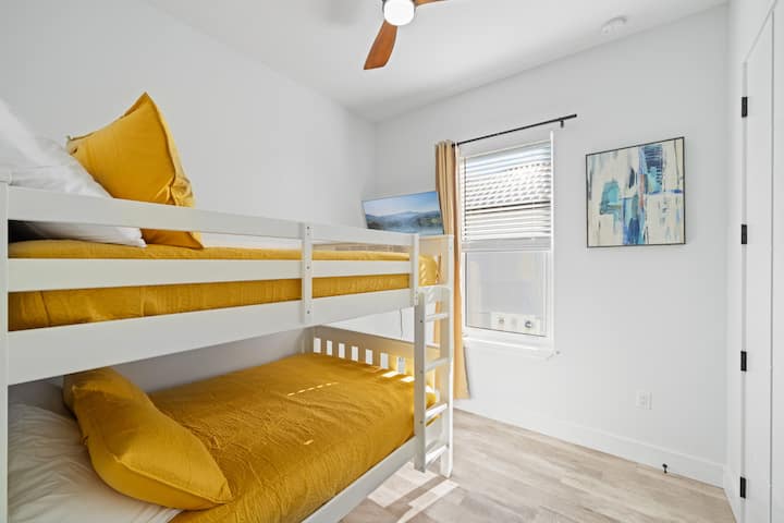 Chambre superposée située à l'étage avec lits doubles