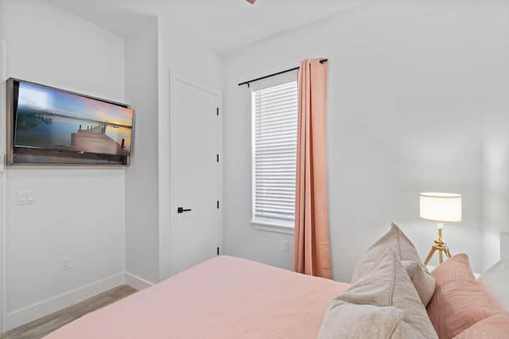 Chambre queen size située en bas et équipée d'une télévision intelligente