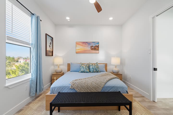 Chambre principale située à l'étage avec salle de bain attenante