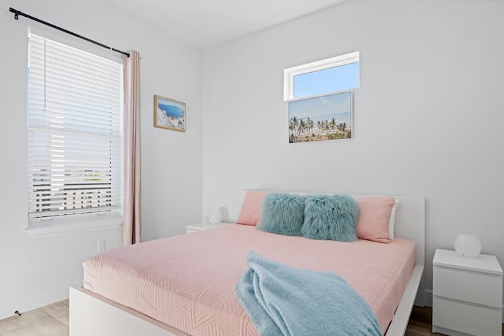 Chambre avec lit King Size située à l'étage dans la maison