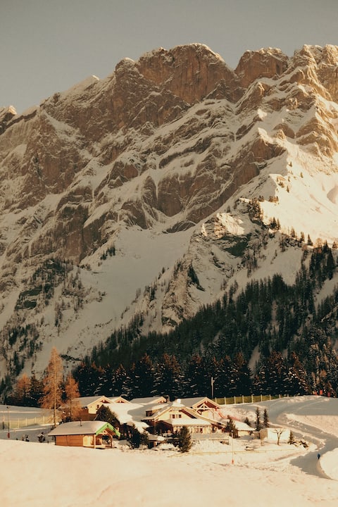 Chalet in the middle of the slopes & lake