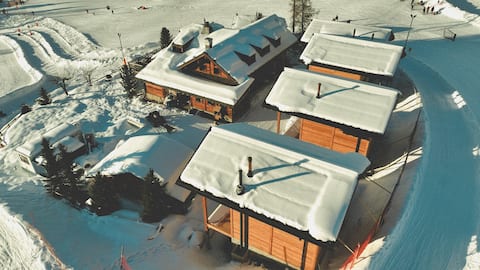 Chalet in the middle of the slopes & lake