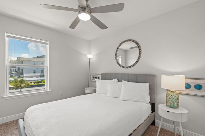 Bračni krevet (160x200) i dodatni dvostruki sklopivi krevet pohranjen u ormaru za dodatni raspored spavanja ako je potrebno.