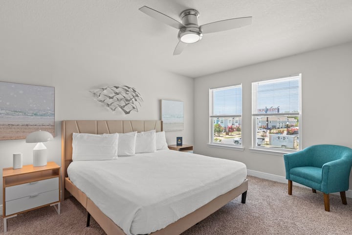 Glavna spavaća soba ima veliki bračni krevet, TV ravnog ekrana i privatnu kupaonicu. Dvostruki madrac na podu koji se po potrebi nalazi u ormaru za dodatni raspored spavanja.