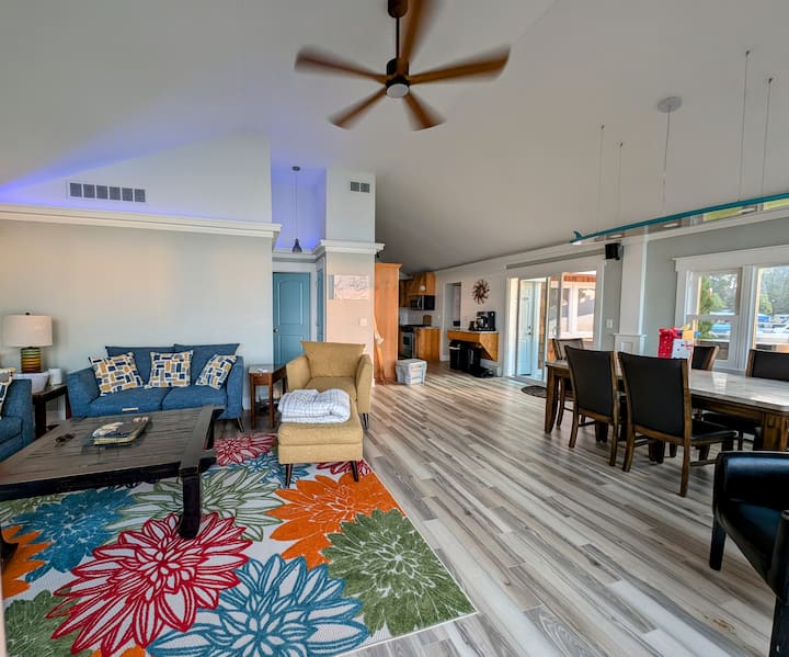 Lakefront Home W/ Guest House 200ft Beach - Whitmore Lake, MI