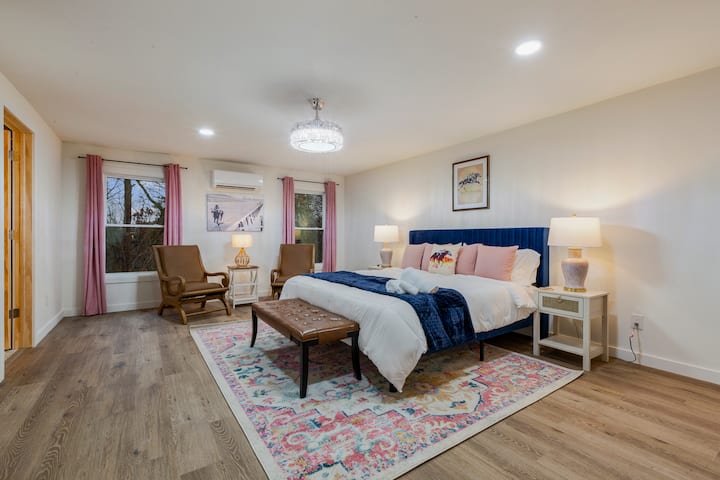 1楼套房
加大双人床 
卫生间配有双人梳妆台和大淋浴间