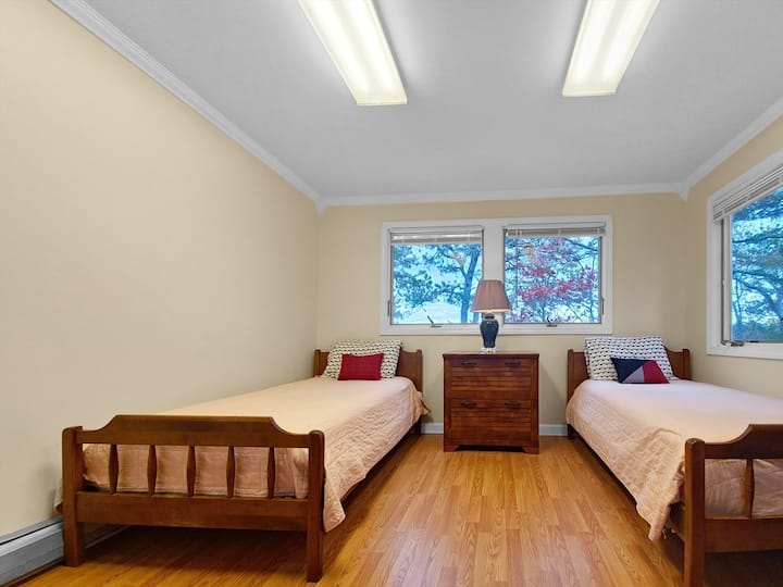 Habitación para niños adjunta al dormitorio principal