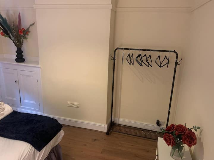 مساحة كافية لتخزين جميع ملابسك، سواء كنت ستقيم لعطلة نهاية الأسبوع أو لأسابيع 