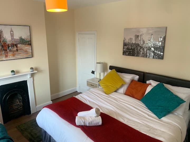 تحتوي جميع غرف النوم لدينا على أسرّة كبيرة ومريحة للغاية بمقاس كينج. سوف تنام مثل الملك أو الملكة على هذه!