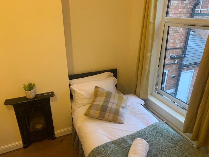 سرير سوبر كينج واحد بالإضافة إلى سرير فردي واحد، أو ثلاثة عزاب (حسب الطلب)