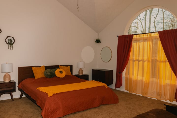 La camera da letto principale, accogliente e arredata con cura, ha un letto king size con materasso in memory foam, comodini, cassetto, appendiabiti, postazione di lavoro, un enorme divano per due (se ne hai bisogno), culla (se la richiedi in anticipo) o letto singolo pieghevole (se ne hai bisogno).