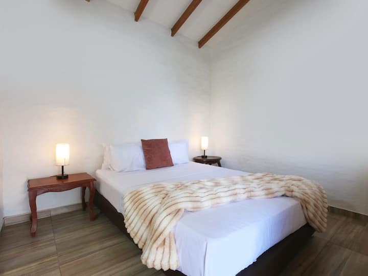 Cama doble, para una pareja, con baño privado.