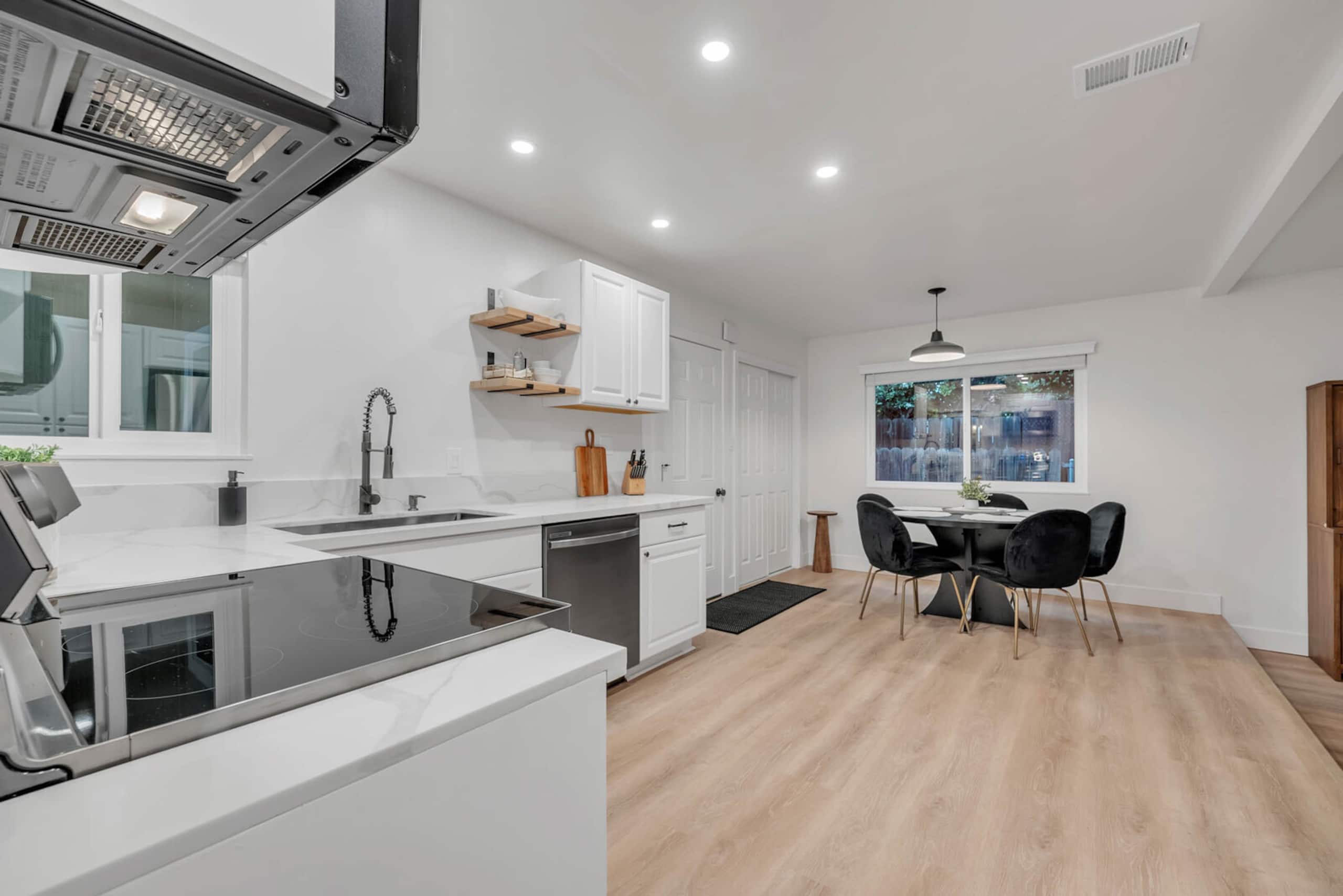 Charming Renovated Home Near CSU Sacramento - Photo 17