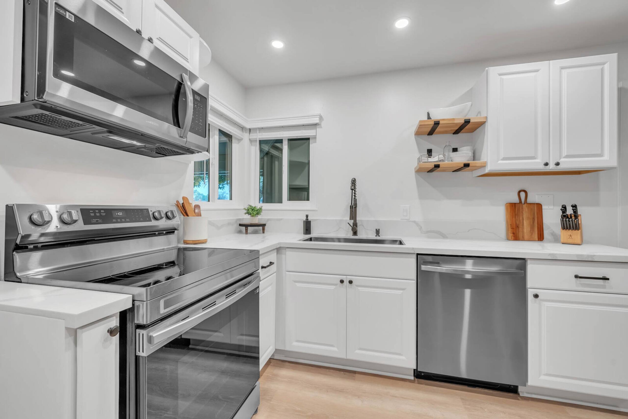 Charming Renovated Home Near CSU Sacramento - Photo 15
