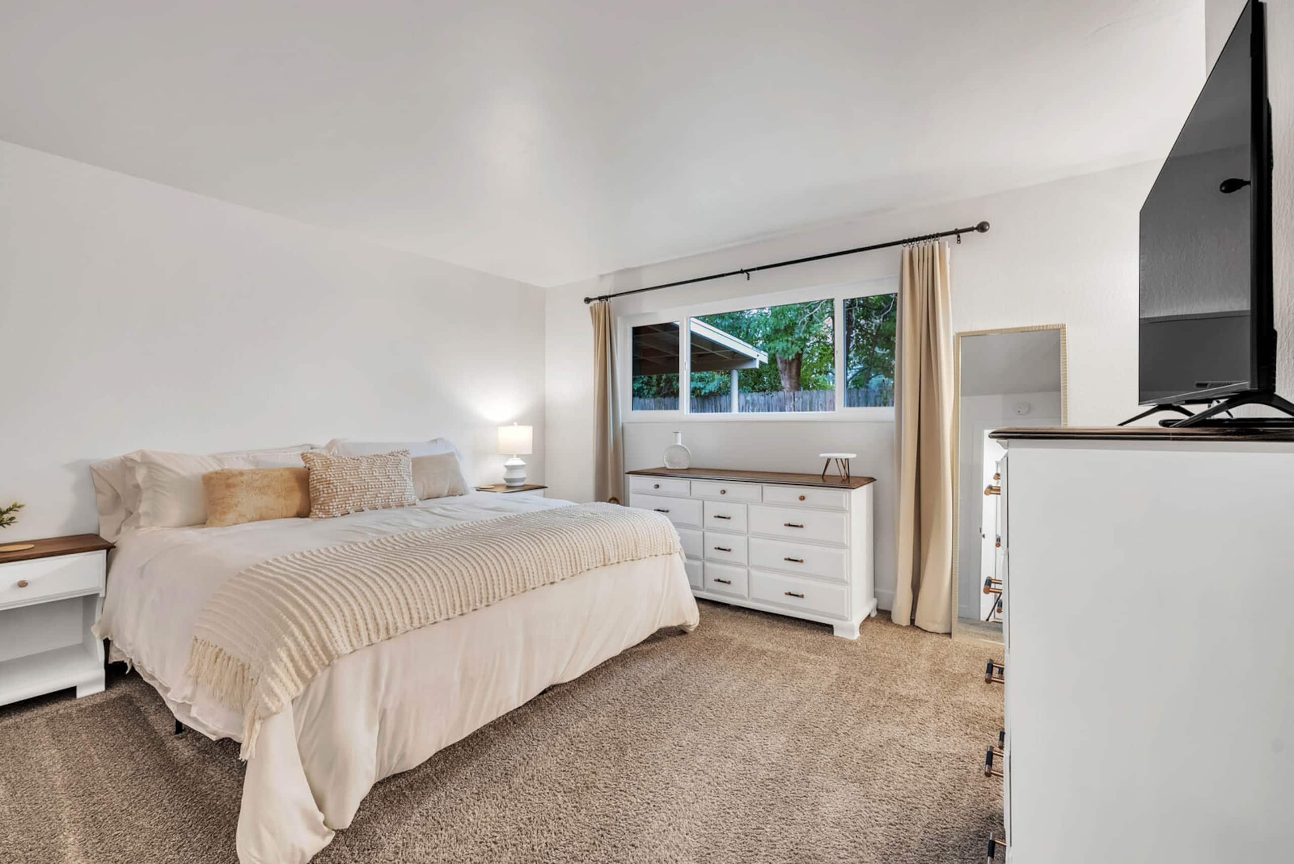 Charming Renovated Home Near CSU Sacramento - Photo 2
