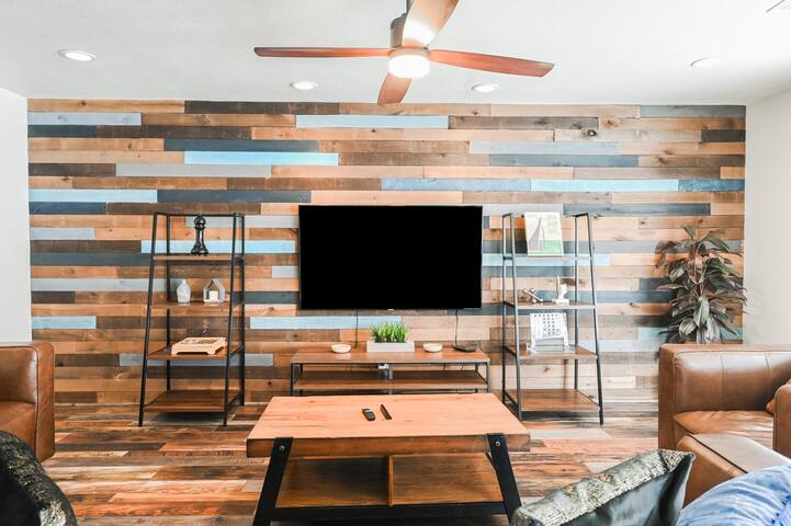 KA* Spacious 6BR Home w/ Pool, BBQ & Pool Table gallery image 3