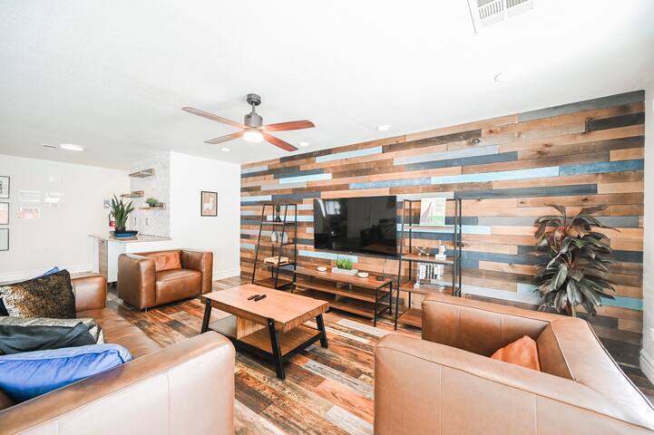 KA* Spacious 6BR Home w/ Pool, BBQ & Pool Table gallery image 2