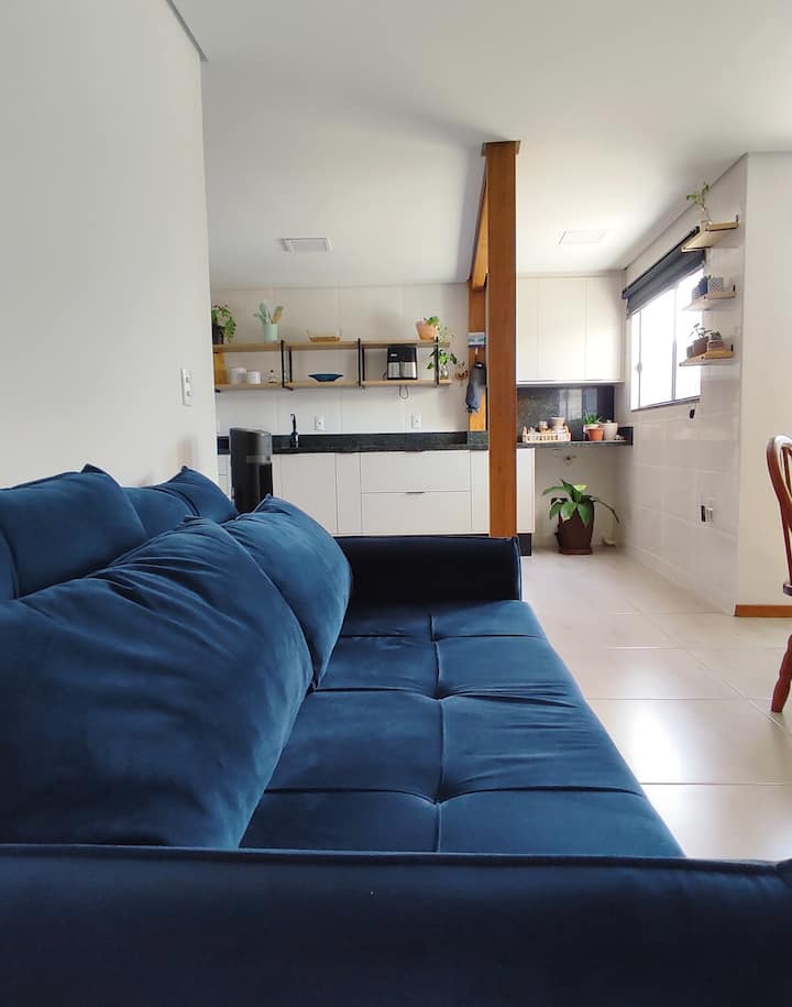 Sala s pohodlnou pohovkou, ktorá sa zmení na super posteľ. Izba je integrovaná s celým prostredím.