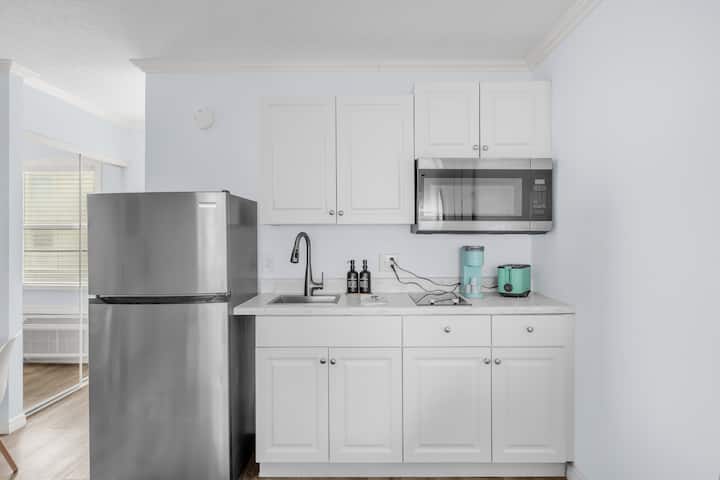 Ocean Breeze~sleeps 3~pool~partial Ocean View - Daytona Beach, FL