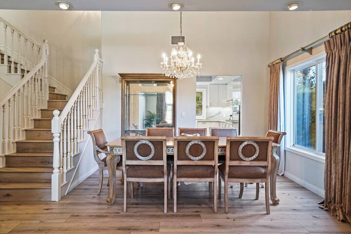 Luxury Living in the Coveted Calabasas gallery image 3