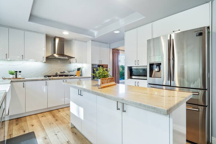 Luxury Living in the Coveted Calabasas gallery image 4