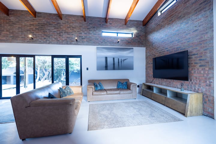 Juaqies Island @ Paradise Beach 4 Bedroom House - Jeffreys Bay