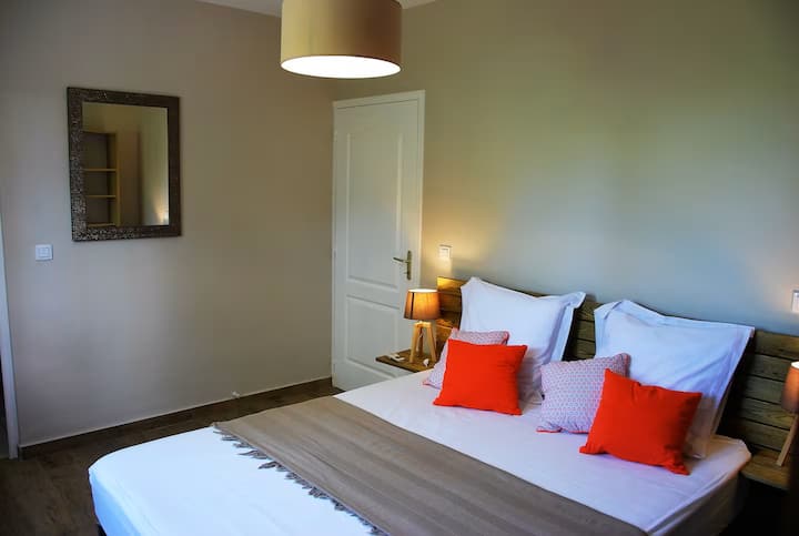 Glavni apartman sa garderobom i kupaonicom. Spavaća soba je klimatizirana.