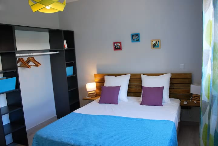 Spavaća soba s bračnim krevetom (160 – 179 cm) i privatnom kupaonicom s tušem. Spavaća soba je klimatizirana.