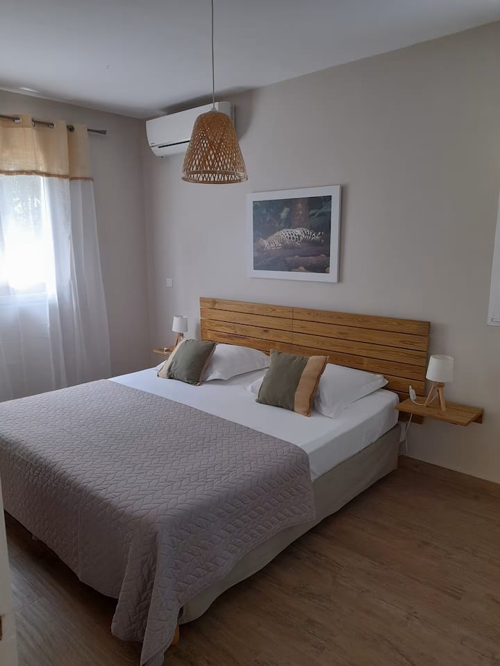Chambre paisible sur l’arrière de la maison. Nous vous conseillons cette chambre pour la sieste de vos enfants, la plus éloignée des pièces de vie.