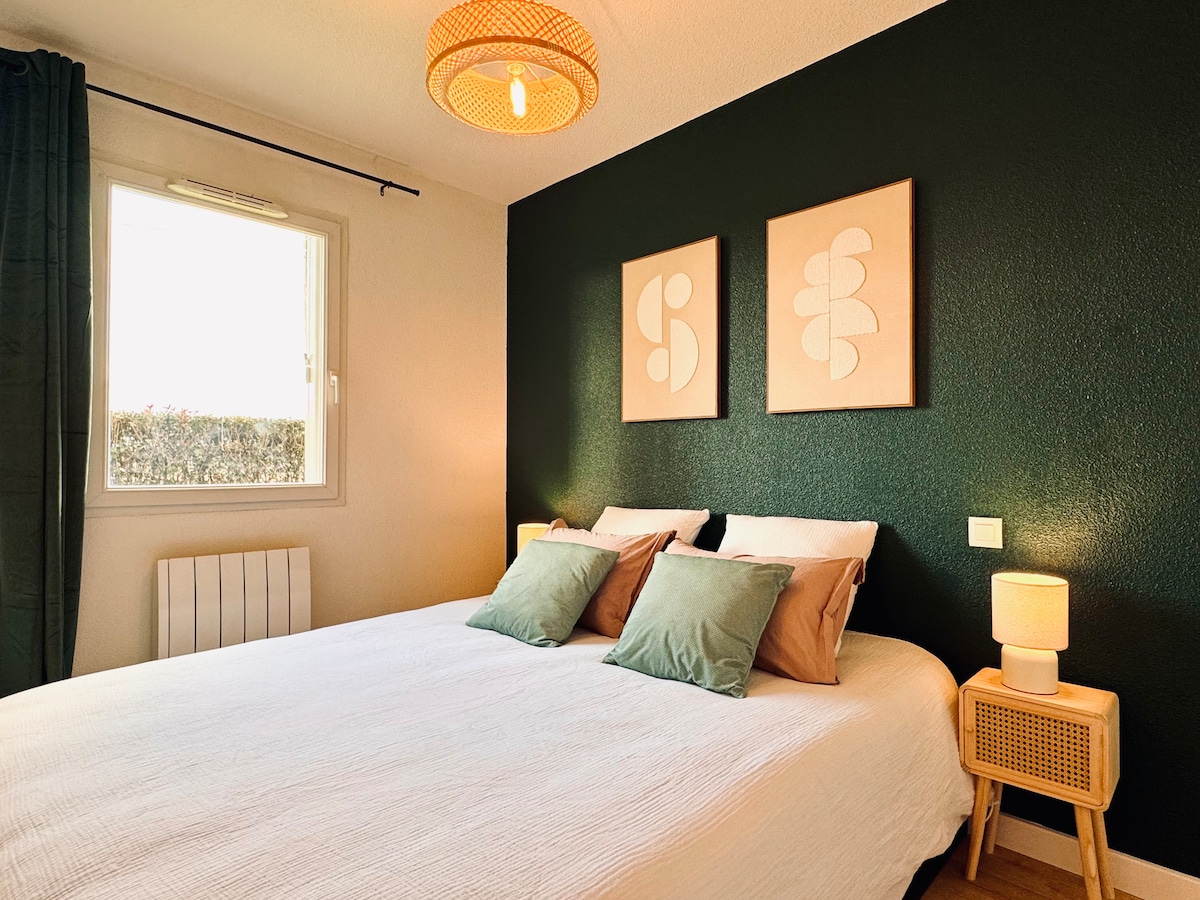 De Carivel Nest Room is voorzien van een EMMA kingsize bed van 160 cm, verfraaid met een zorgvuldig ontworpen inrichting.