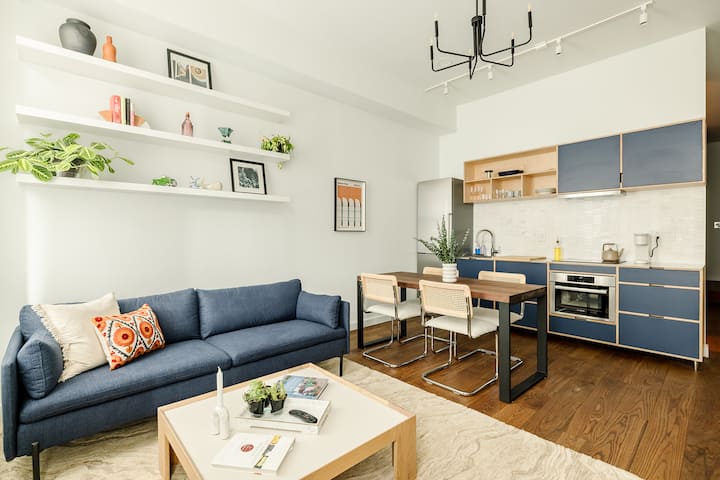 Hermosa, luminosa, espaciosa y bien diseñada sala de estar con atentos toques en todas partes.