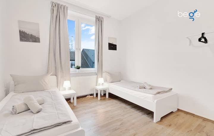 Dormitorio 2 con 2 camas individuales, sala de estar y TV inteligente 