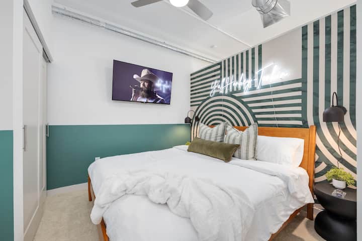 Bedroom | King Bed + Neon Sign | Main Floor
Rest easy under the “Y’all Honky Tonkin’” neon glow with plush bedding and a modern country vibe—your perfect retreat after a night out on Broadway.