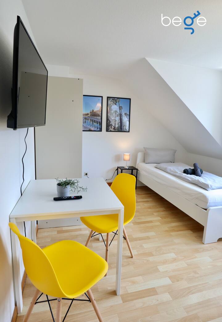 ห้องนอน 1 พร้อมเตียงเดี่ยว 2 หลังพื้นที่นั่งเล่นและสมาร์ททีวี