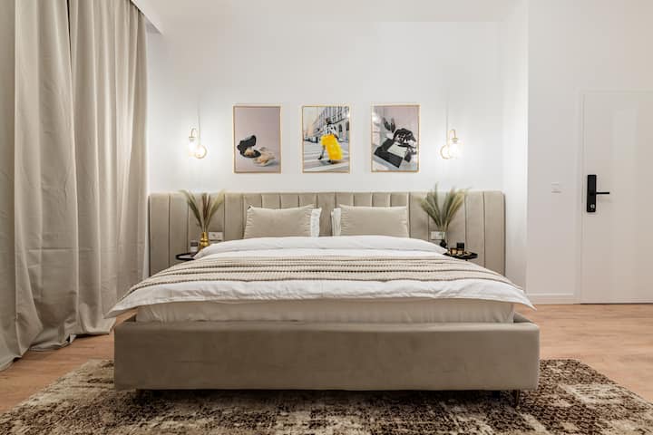 Manželská posteľ s výrazným umením, plyšovým čelom a zatemňovacími závesmi, ktoré vás ochránia pred slnkom – ideálne na pokojný spánok v tichom, štýlovom priestore; kúrenie, vysokorýchlostný internet, klimatizácia