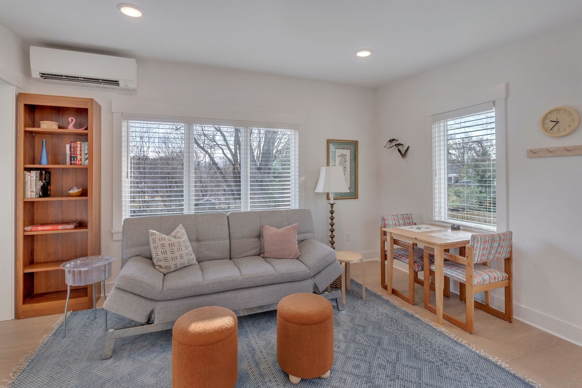 Posteľ v obývacej izbe sa dá rozložiť na veľkú posteľ. 