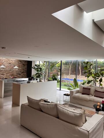 Stylish Fulham House+Garden – Autumn Deals! gallery image 2