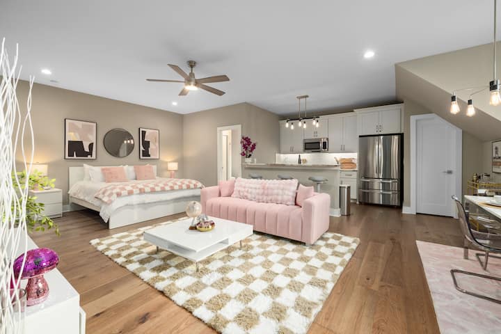 Modern Loft Getaway • 2mi To Downtown Raleigh - Raleigh, NC