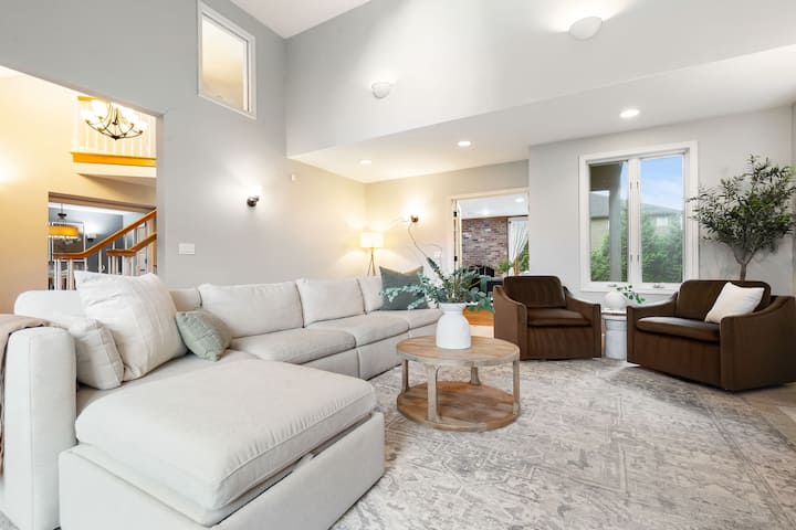 Luxe 7br Retreat Sleeps 16| Theater, Gym, & Grill! - ボセル, WA