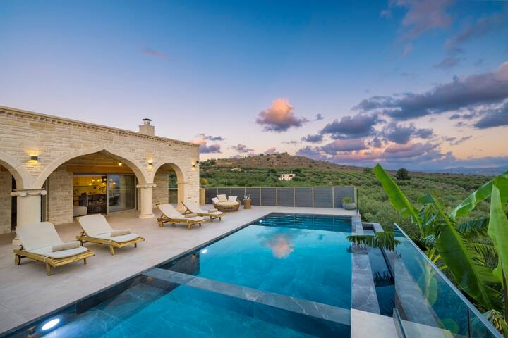 Jacuzzi*BBQ area*Walk to Taverna &Mini Market gallery image 4